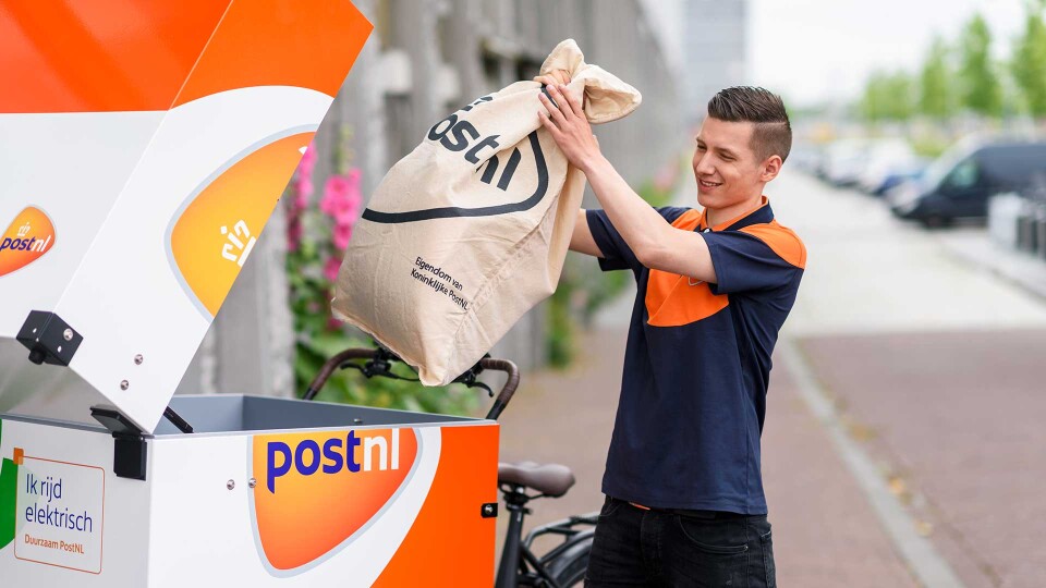 Bezorger bakfiets postzak